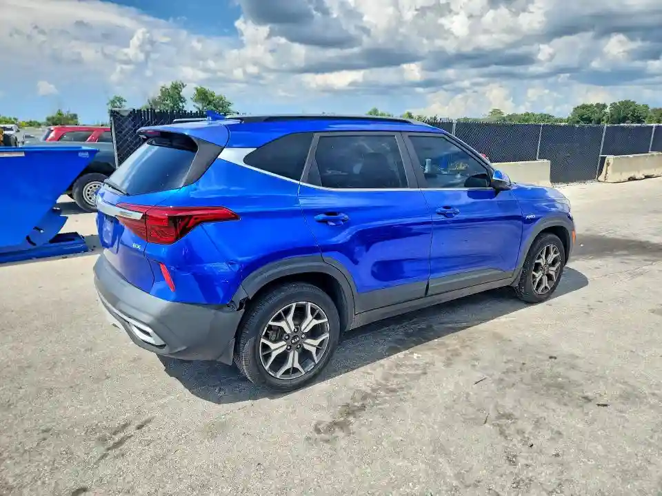 KNDERCAA8M7088328 2021 KIA SELTOS-2