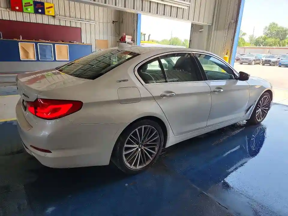 WBAJA9C59JB249025 2018 BMW 5 SERIES-2