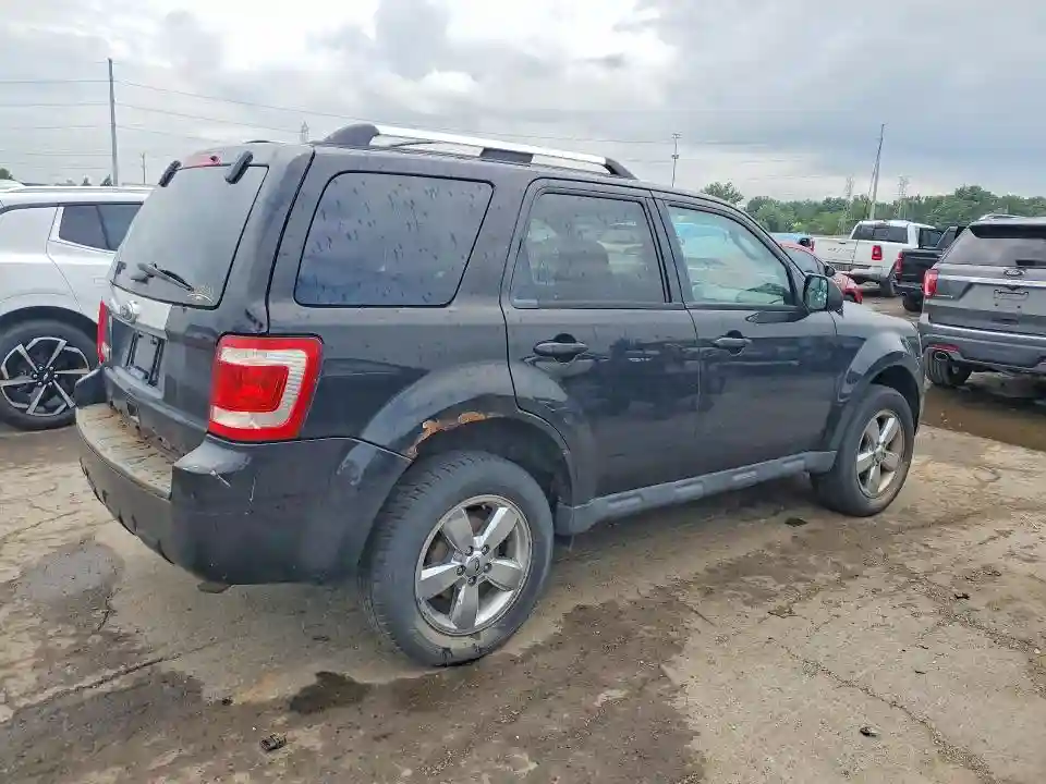 1FMCU0E70BKB45601 2011 FORD ESCAPE-2