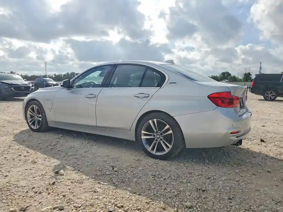 WBA8E1C3XHA158560 2017 BMW 3 SERIES-1