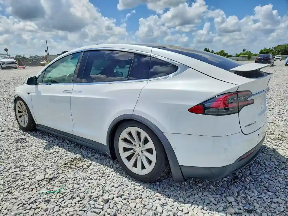 5YJXCBE2XGF027827 2016 TESLA MODEL X-1