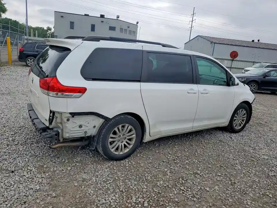5TDYK3DC3ES444268 2014 TOYOTA SIENNA-2