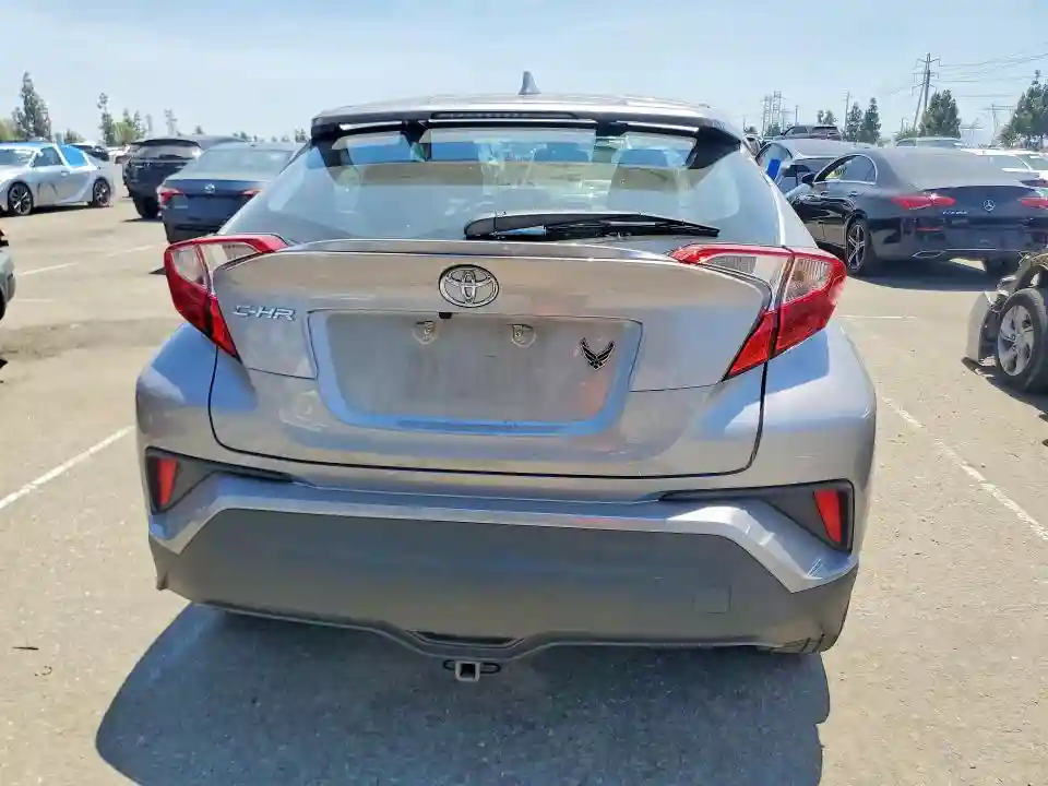 NMTKHMBX2JR001022 2018 TOYOTA C-HR-5