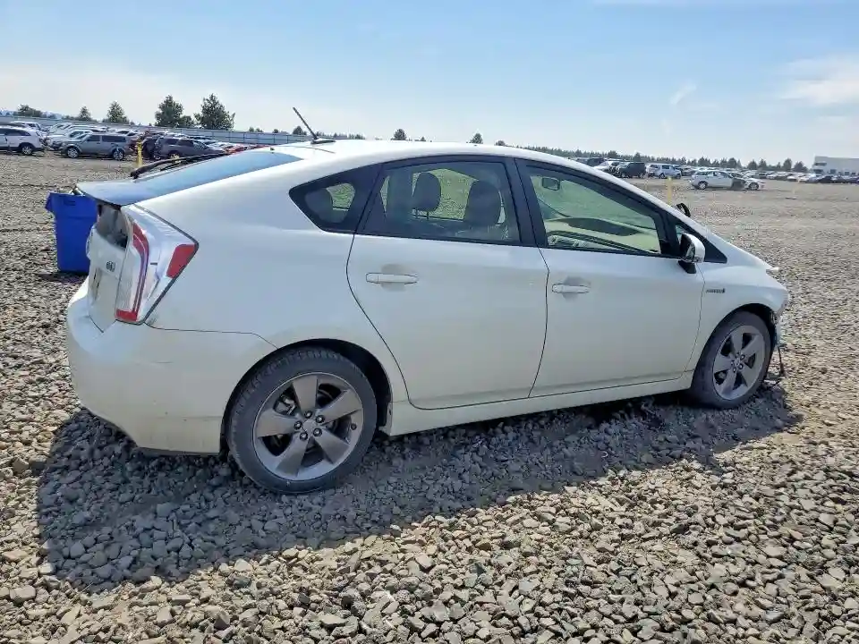 JTDKN3DU2F0426614 2015 TOYOTA PRIUS-2