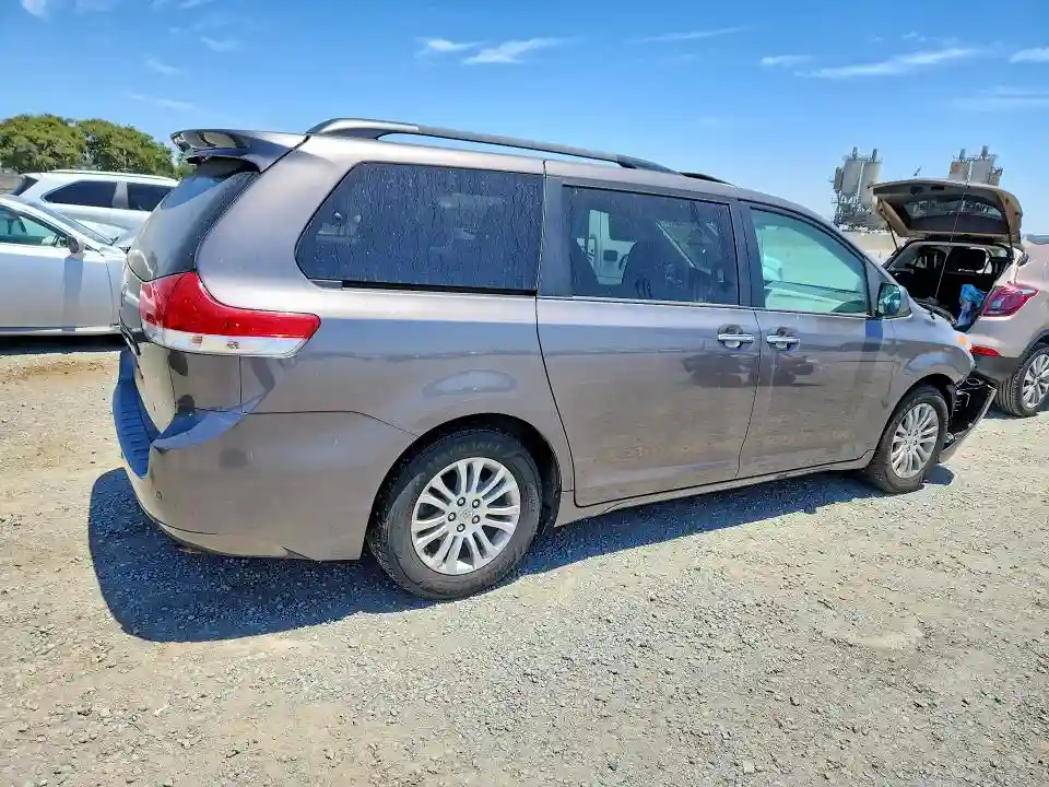 5TDYK3DC8ES425246 2014 TOYOTA SIENNA-2