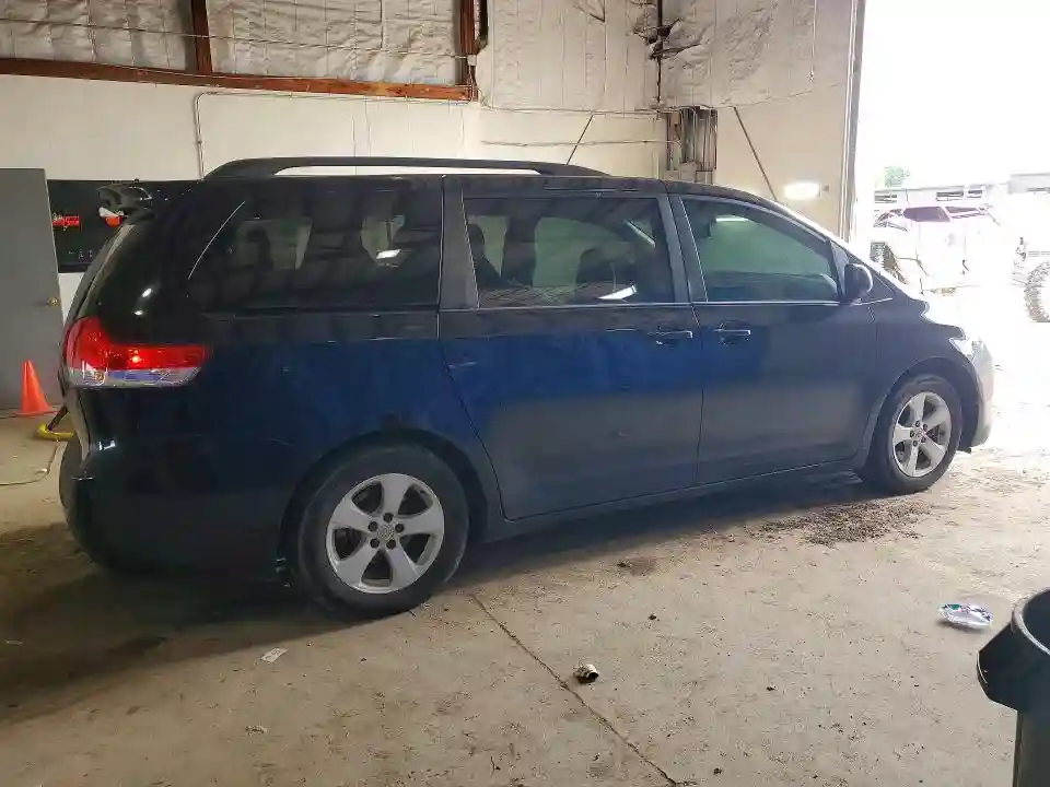 5TDKK3DCXBS152568 2011 TOYOTA SIENNA-2