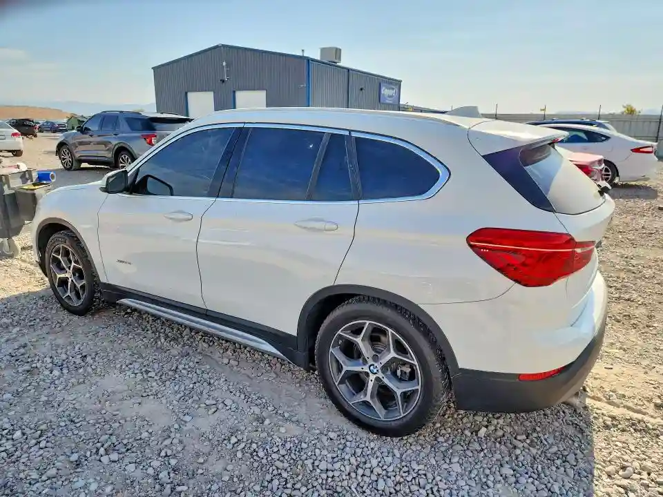 WBXHT3C31J5F89149 2018 BMW X1-1