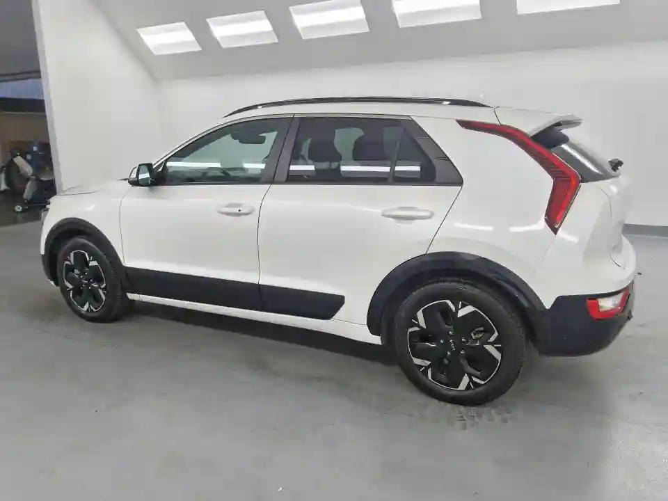 KNDCR3L15P5026048 2023 KIA NIRO-1