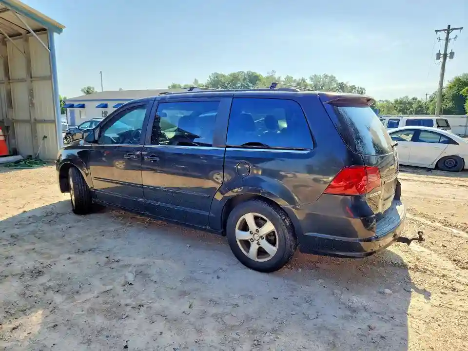 2V4RW3DG8BR717680 2011 VOLKSWAGEN ROUTAN-1