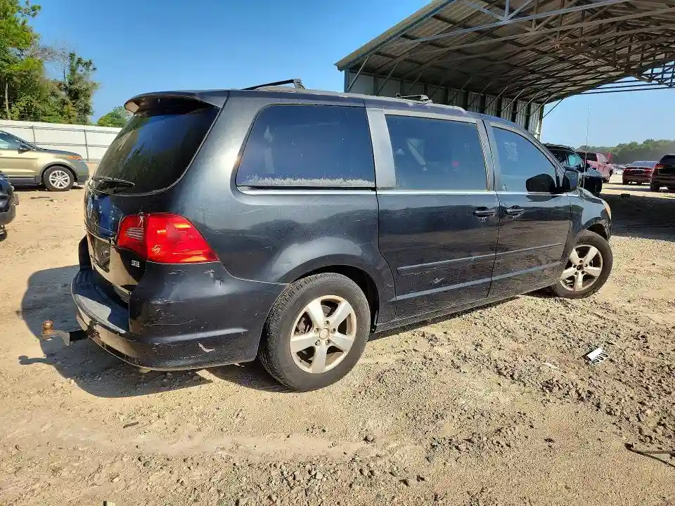 2V4RW3DG8BR717680 2011 VOLKSWAGEN ROUTAN-2