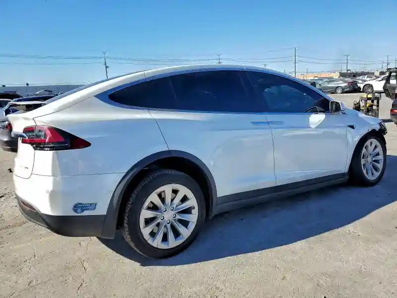 5YJXCDE24MF321599 2021 TESLA MODEL X-2